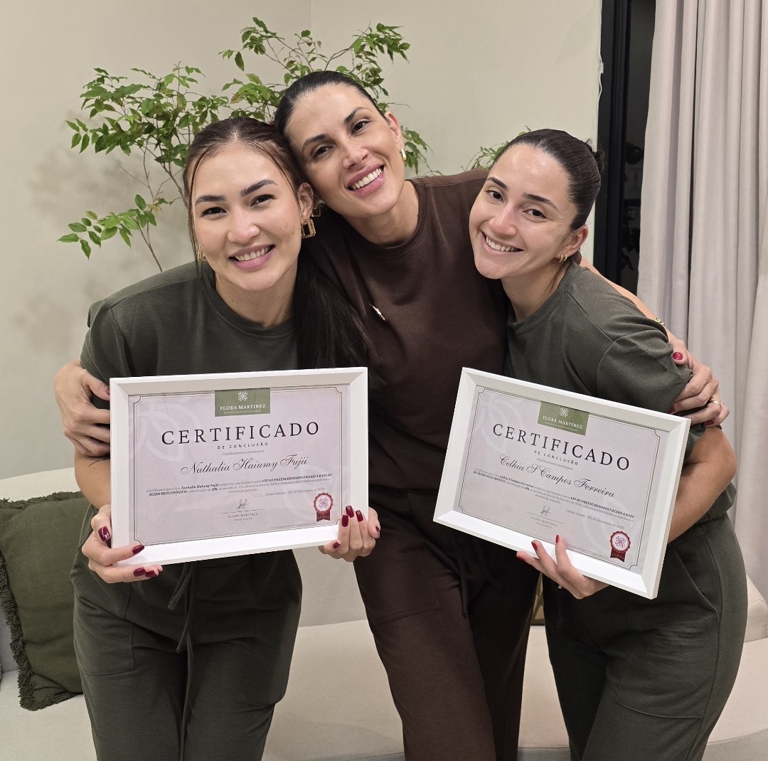 Dra. Flora com alunas e certificados